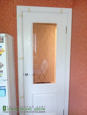 белая дверь с вставкой из стекла в комнату